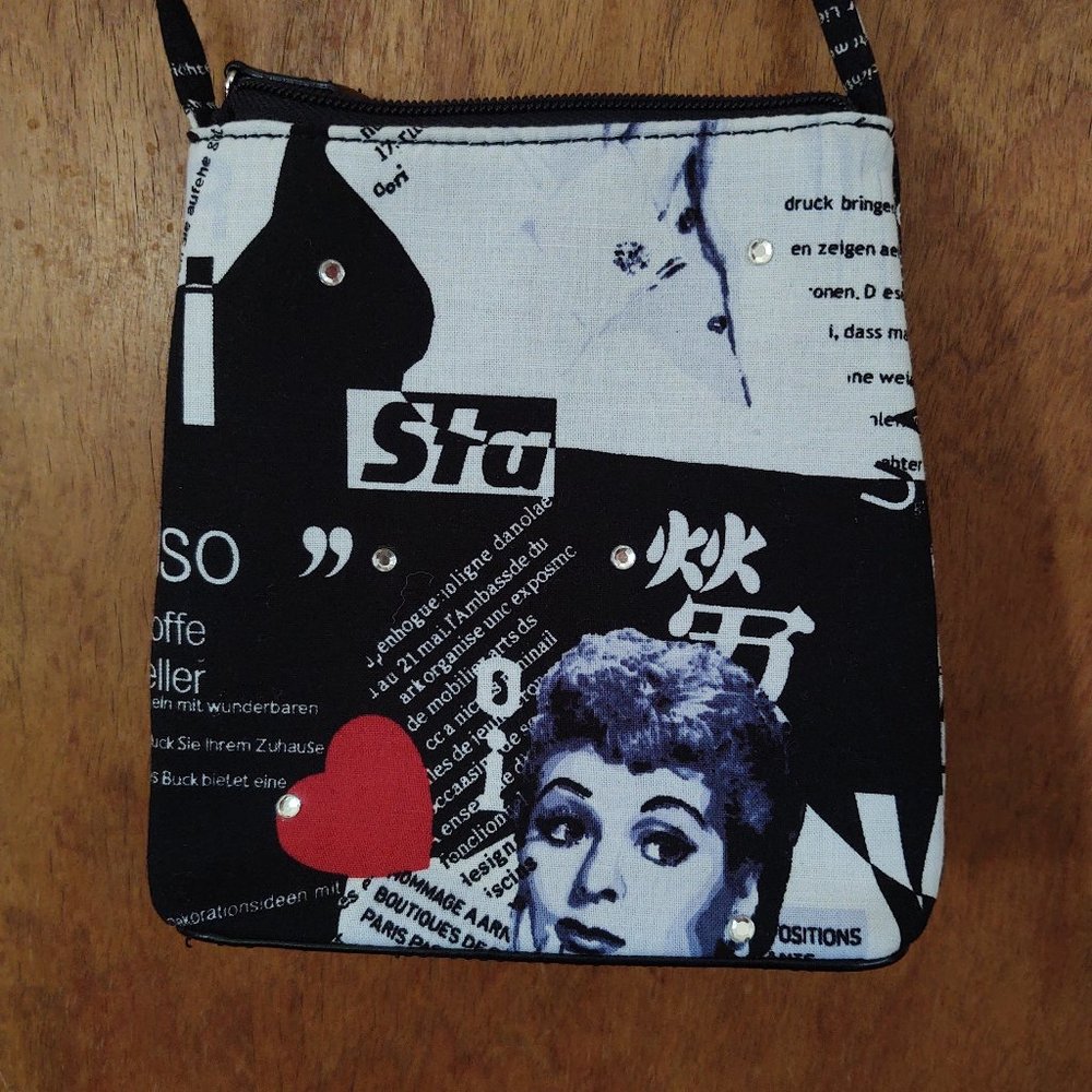 I LOVE LUCY TV SHOW FOREIGN IMPORT CANVAS SHOULDER CROSS BODY BELL SHAPED PURSE